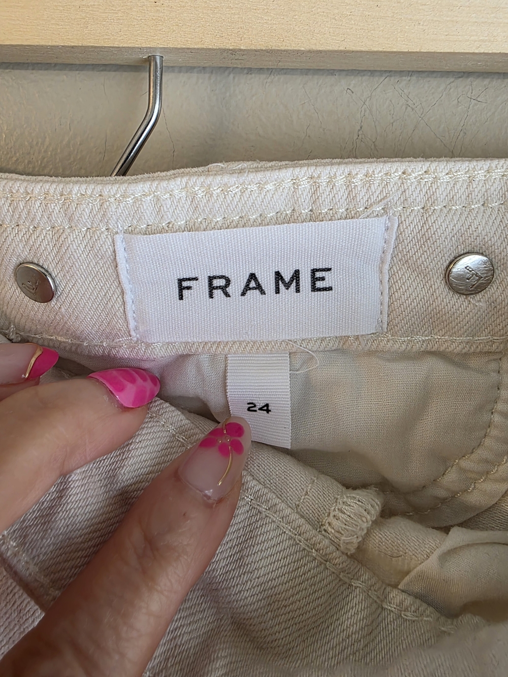 FRAME Barrel Leg Jeans Cropped Button Detail Parchment White 24 Like New - Picture 4 of 9